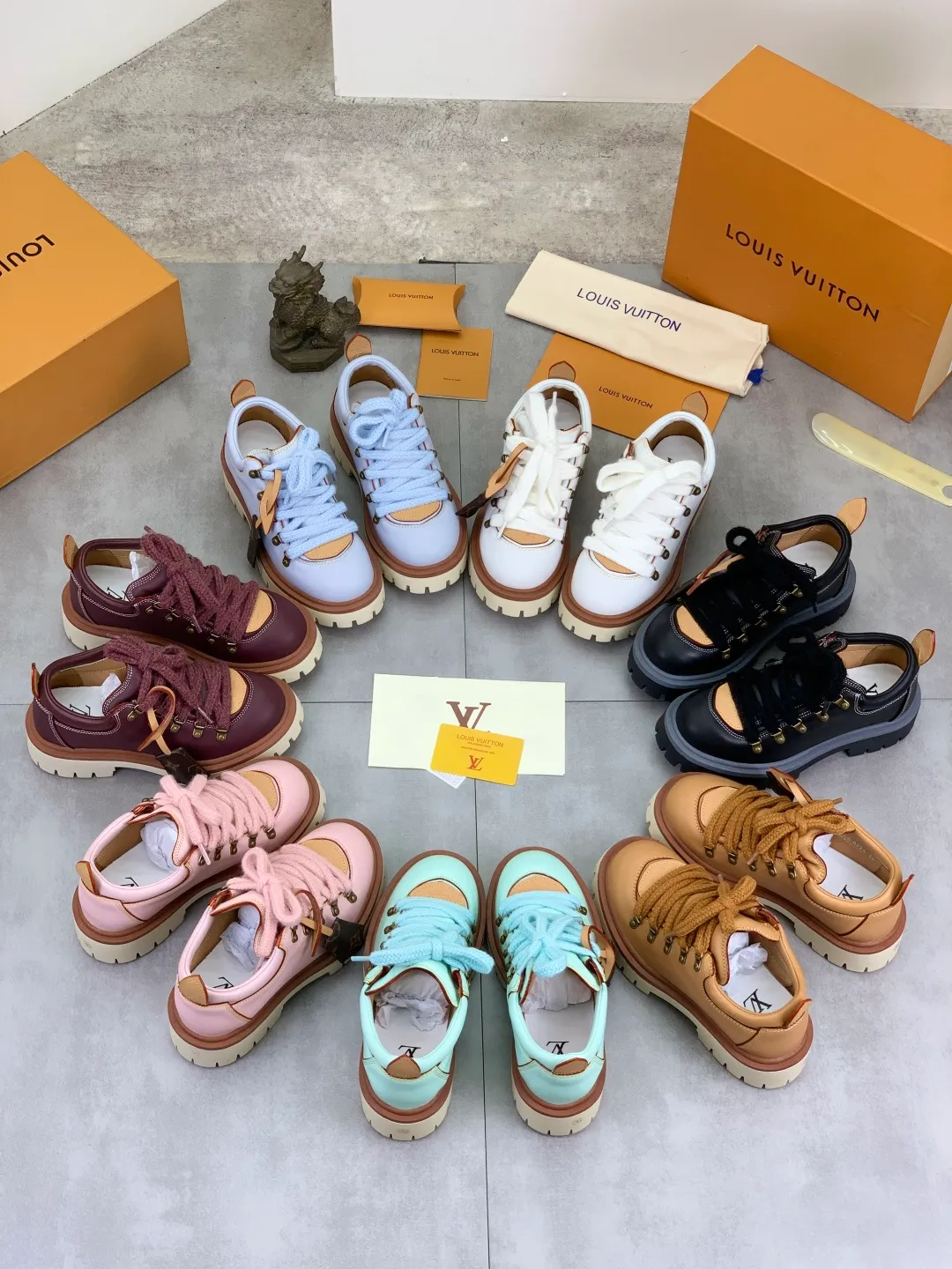 Men's shoes 💰P680 new LV | Louis Vuitton 🧡💚2025 autumn and winter new models, top version ⚠️ The counter features the latest LV REMIX lace-up mountaineering derby shoes, new hard goods 🆕 ❥BS purchasing level! Full of high-end feel! A popular model among bloggers at home and abroad, it’s retro and fashionable, and looks stunning on your feet! Mainly recommended models on the official website★ ━━━━━ ЅᏇєєt ━━━━━ ▪️Upper: top-grade first-layer cowhide ▪️Lining: imported sheepskin ▪️Outsole: original open-molded TPU non-slip outsole ▪️Sole height: 3.5cm ▪️Shoe size: Women 35-41 (41 customization is not returnable) Male 39-45 (46 customized, non-refundable)